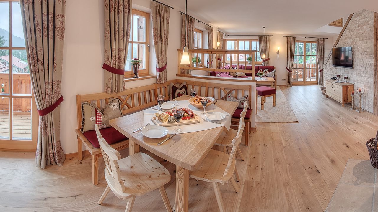 Essbereich mit Blick in den offenen Wohnraum Essbereich mit Blick in den offenen Wohnraum